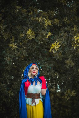 Tahtadaki büyülü Cadılar Bayramı sahnesi, parti kostümü konsepti. Çok güzel fikirler.