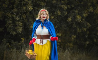 Tahtadaki büyülü Cadılar Bayramı sahnesi, parti kostümü konsepti. Çok güzel fikirler.