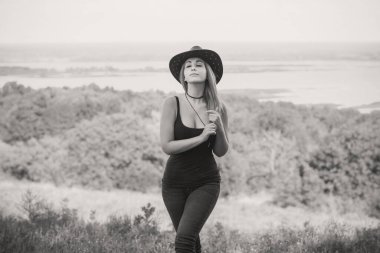 Amerikan tarzı kovboy şapkalı siyah boho ceketli bir kız.