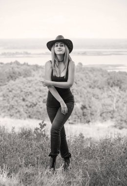 Amerikan tarzı kovboy şapkalı siyah boho ceketli bir kız.