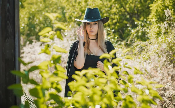 Menina Estilo Country Americano Jaqueta Boho Preto Com Uma Franja — Fotografia de Stock