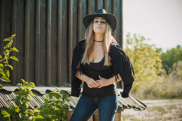 Ragazza Stile Country Americano Giacca Boho Nera Con Frangia Cappello — Foto Stock