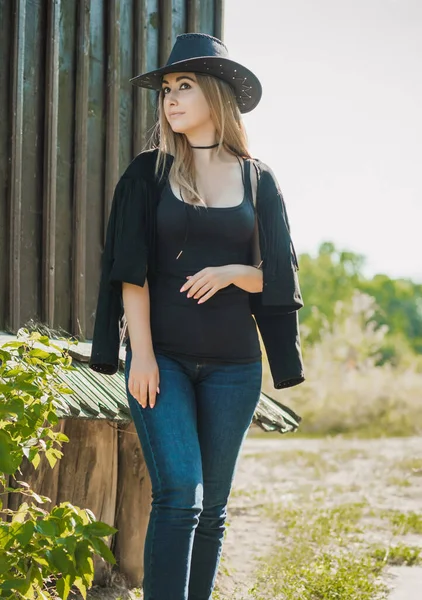 Mädchen Amerikanischen Landhausstil Schwarze Boho Jacke Mit Fransen Und Cowboyhut — Stockfoto