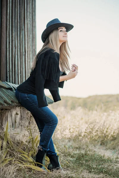 Mädchen Amerikanischen Landhausstil Schwarze Boho Jacke Mit Fransen Und Cowboyhut — Stockfoto
