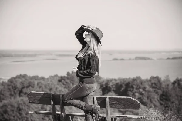 Flicka Amerikansk Lantlig Stil Svart Boho Jacka Med Frans Och — Stockfoto