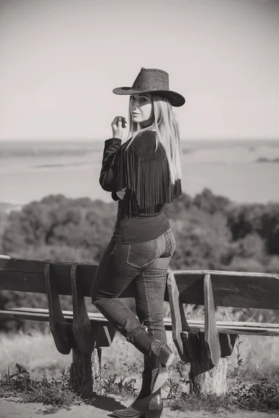 Menina Estilo Country Americano Jaqueta Boho Preto Com Uma Franja — Fotografia de Stock