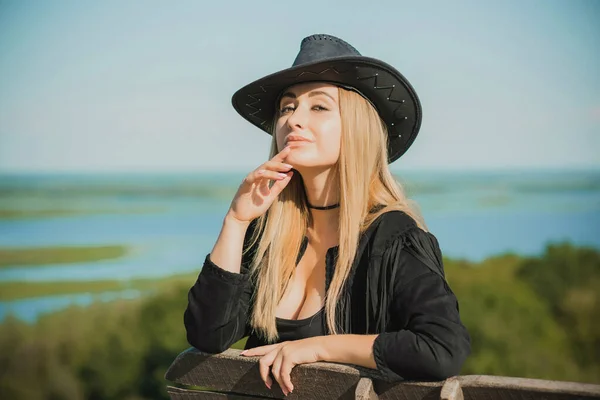 미국의 스타일의 여자검은 재킷에 카우보이 모자가 자연에 — 스톡 사진