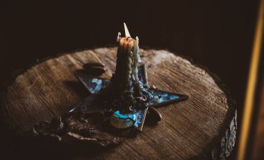 Mumlar sunakta yanar, mumlar arasında sihir, temiz enerji, büyülü konsept, sonbahar zamanı