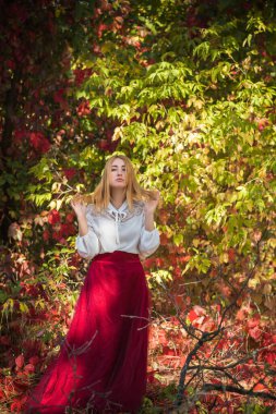 Sonbahar koleksiyonu, beyaz gömlekli kadın ve uzun bordo etekli kadın. Açık havada portre