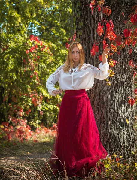 Herbstkollektion Dame Weißen Hemd Und Langem Weinroten Rock Außenporträt — Stockfoto