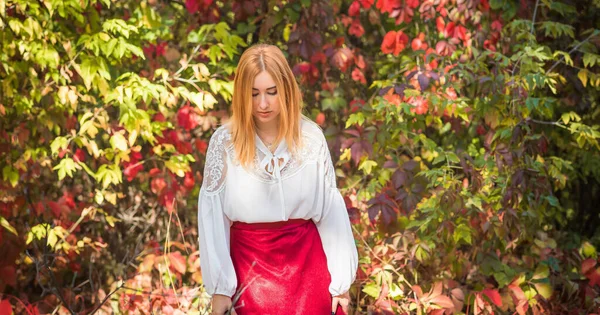 Herbstkollektion Dame Weißen Hemd Und Langem Weinroten Rock Außenporträt — Stockfoto