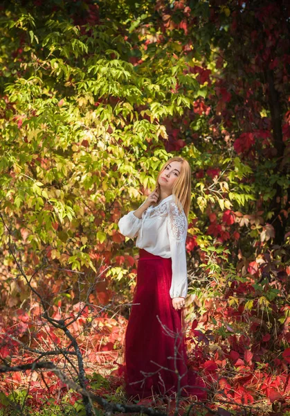 Podzimní Kolekce Dáma Bílé Košili Dlouhé Vínové Sukni Venkovní Portrét — Stock fotografie