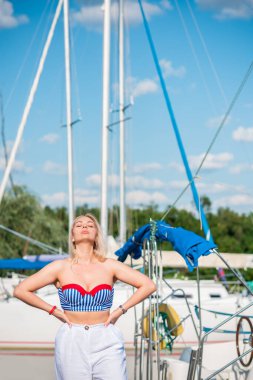 Artı, doğada Amerikalı tatlı bir kadın, hayatın tadını çıkar, sahilde yürü. İnsanların hayatı XI boyutunda, mutlu, güzel, güzel bir kadın.