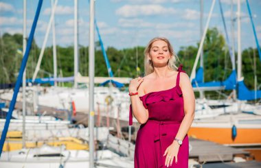 Artı, doğada Amerikalı tatlı bir kadın, hayatın tadını çıkar, sahilde yürü. İnsanların hayatı XI boyutunda, mutlu, güzel, güzel bir kadın.