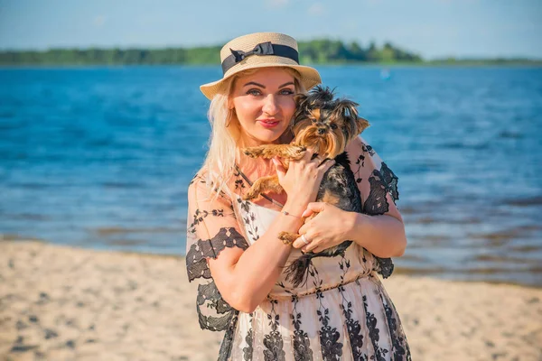 Kobieta Trochę Modny Luksus Yorkshire Terrier Pies Spacerze Styl Życia — Zdjęcie stockowe