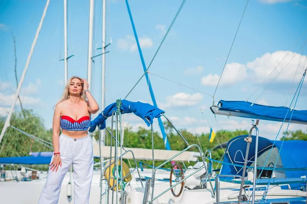 Size Americano Dolce Donna Natura Godersi Vita Camminare Spiaggia Vita — Foto Stock