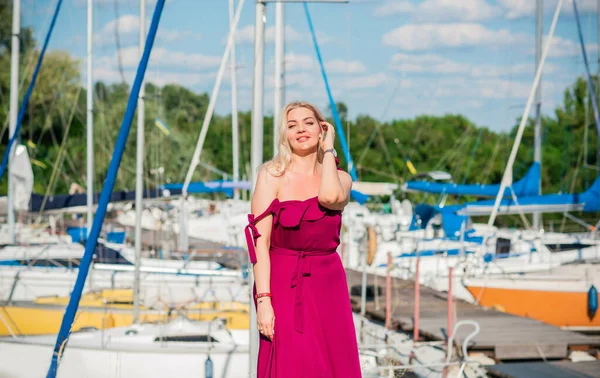 Size Americano Dolce Donna Natura Godersi Vita Camminare Spiaggia Vita — Foto Stock