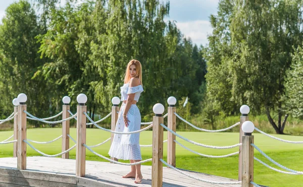 Femme Costume Coton Blanc Crop Top Jupe Nature Scène Vacances — Photo