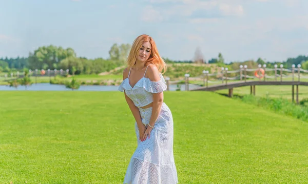 Lady Terno Algodão Branco Top Cultura Saia Natureza Cena Férias — Fotografia de Stock