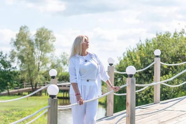 Nice Blonde Hair Woman Cotton Suit Golf Field Concept Women — Stock Photo, Image