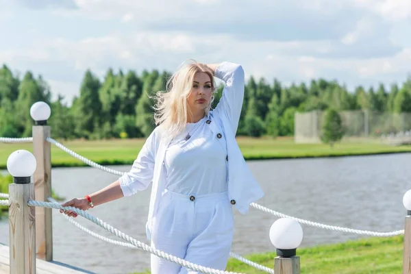 Mulher Cabelo Loira Bonita Terno Algodão Campo Golfe Conceito Estilo — Fotografia de Stock