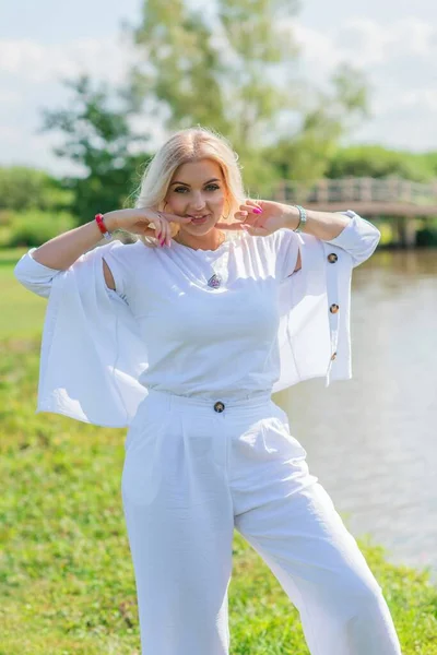 Nice Blonde Hair Woman Cotton Suit Golf Field Concept Women — Stock Photo, Image