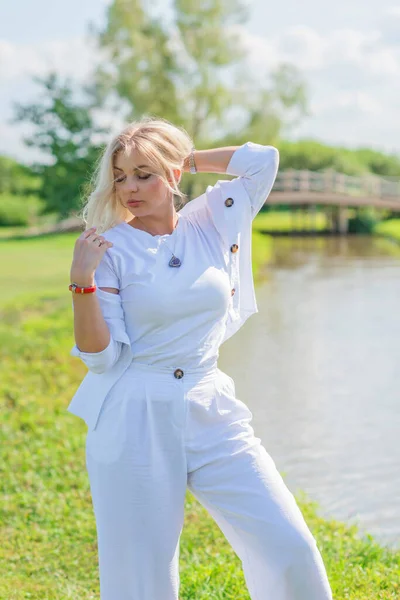 Nice Blonde Hair Woman Cotton Suit Golf Field Concept Women — Stock Photo, Image