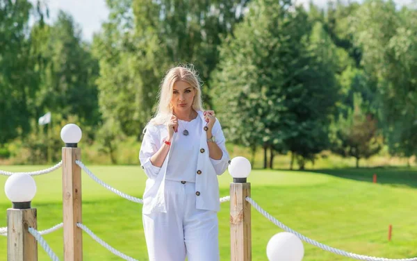 Nette Blonde Haarfrau Baumwollanzug Auf Dem Golfplatz Konzept Des Damenstils — Stockfoto