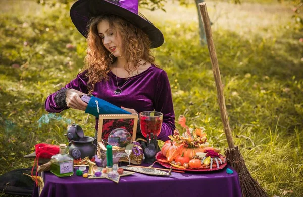 ハロウィンパーティーやマスカレードのアイデア 人々の服 魔術師学校の魔女 — ストック写真