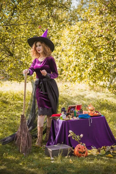 ハロウィンパーティーやマスカレードのアイデア 人々の服 魔術師学校の魔女 — ストック写真