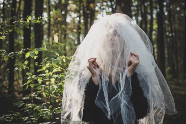 Ormanda gotik gelin. Cadılar Bayramı partisi, maskeli balo fikirleri, insanların kıyafetleri..  