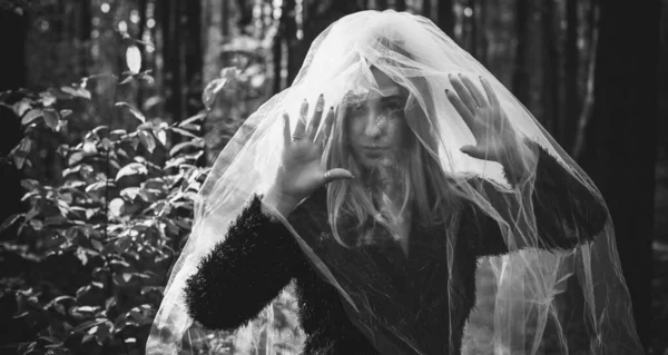 森のゴシック様式の花嫁 ハロウィンパーティーやマスカレードのアイデア 人々の服 — ストック写真