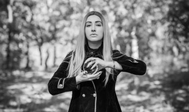 Mistik Cadılar Bayramı partisi ve maskeli balo fikirleri, insanların kıyafetleri, ormanda sahneler.