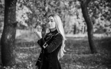 Mistik Cadılar Bayramı partisi ve maskeli balo fikirleri, insanların kıyafetleri, ormanda sahneler.