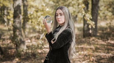 Mistik Cadılar Bayramı partisi ve maskeli balo fikirleri, insanların kıyafetleri, ormanda sahneler.