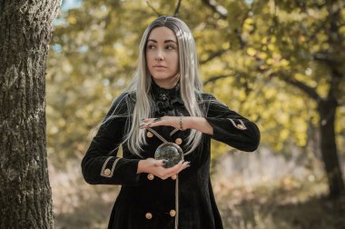 Mistik Cadılar Bayramı partisi ve maskeli balo fikirleri, insanların kıyafetleri, ormanda sahneler.