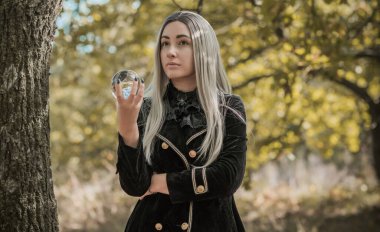 Mistik Cadılar Bayramı partisi ve maskeli balo fikirleri, insanların kıyafetleri, ormanda sahneler.