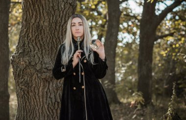 Mistik Cadılar Bayramı partisi ve maskeli balo fikirleri, insanların kıyafetleri, ormanda sahneler.