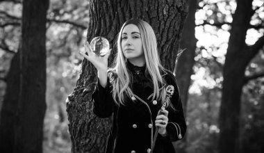 Mistik Cadılar Bayramı partisi ve maskeli balo fikirleri, insanların kıyafetleri, ormanda sahneler.