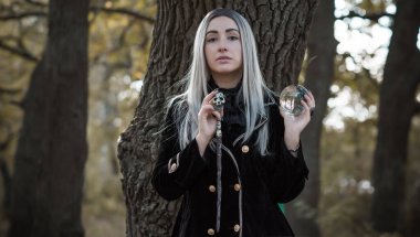 Mistik Cadılar Bayramı partisi ve maskeli balo fikirleri, insanların kıyafetleri, ormanda sahneler.