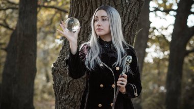 Mistik Cadılar Bayramı partisi ve maskeli balo fikirleri, insanların kıyafetleri, ormanda sahneler.