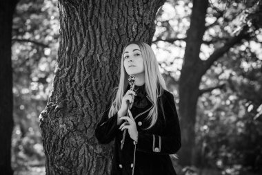 Mistik Cadılar Bayramı partisi ve maskeli balo fikirleri, insanların kıyafetleri, ormanda sahneler.