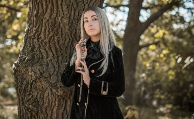 Mistik Cadılar Bayramı partisi ve maskeli balo fikirleri, insanların kıyafetleri, ormanda sahneler.