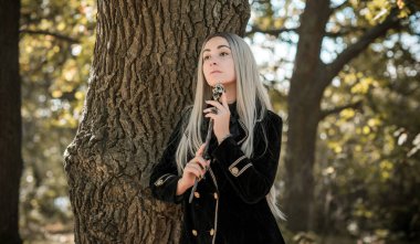 Mistik Cadılar Bayramı partisi ve maskeli balo fikirleri, insanların kıyafetleri, ormanda sahneler.