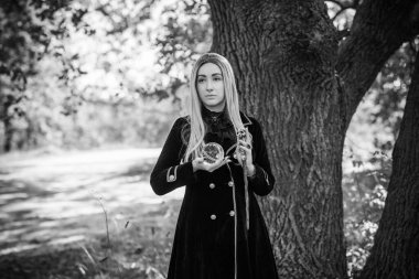 Mistik Cadılar Bayramı partisi ve maskeli balo fikirleri, insanların kıyafetleri, ormanda sahneler.