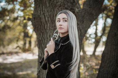 Mistik Cadılar Bayramı partisi ve maskeli balo fikirleri, insanların kıyafetleri, ormanda sahneler.