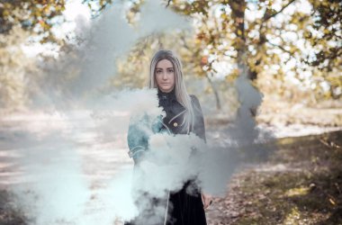 Mistik Cadılar Bayramı partisi ve maskeli balo fikirleri, insanların kıyafetleri, ormanda sahneler.