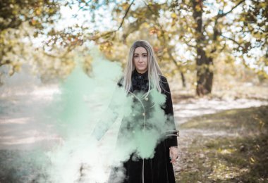 Mistik Cadılar Bayramı partisi ve maskeli balo fikirleri, insanların kıyafetleri, ormanda sahneler.