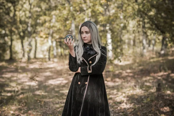 Fête Halloween Mystique Idées Mascarade Tenues Personnes Scène Dans Forêt — Photo