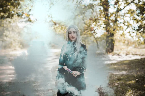 Mistik Cadılar Bayramı partisi ve maskeli balo fikirleri, insanların kıyafetleri, ormanda sahneler.